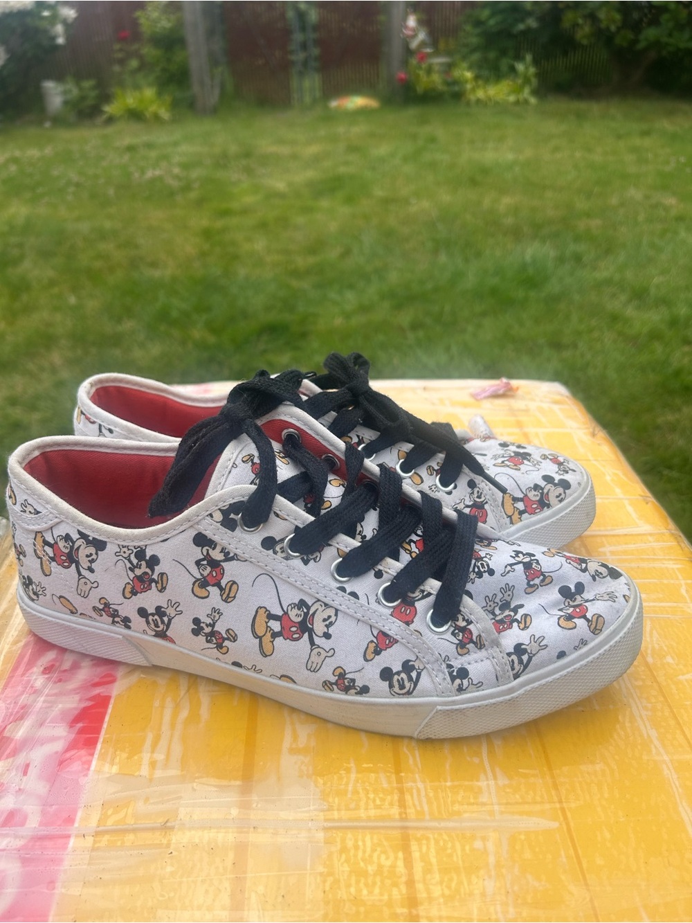 Disney Women’s White Red Mickey Print Casual Sneakers with Black Laces Sz 10